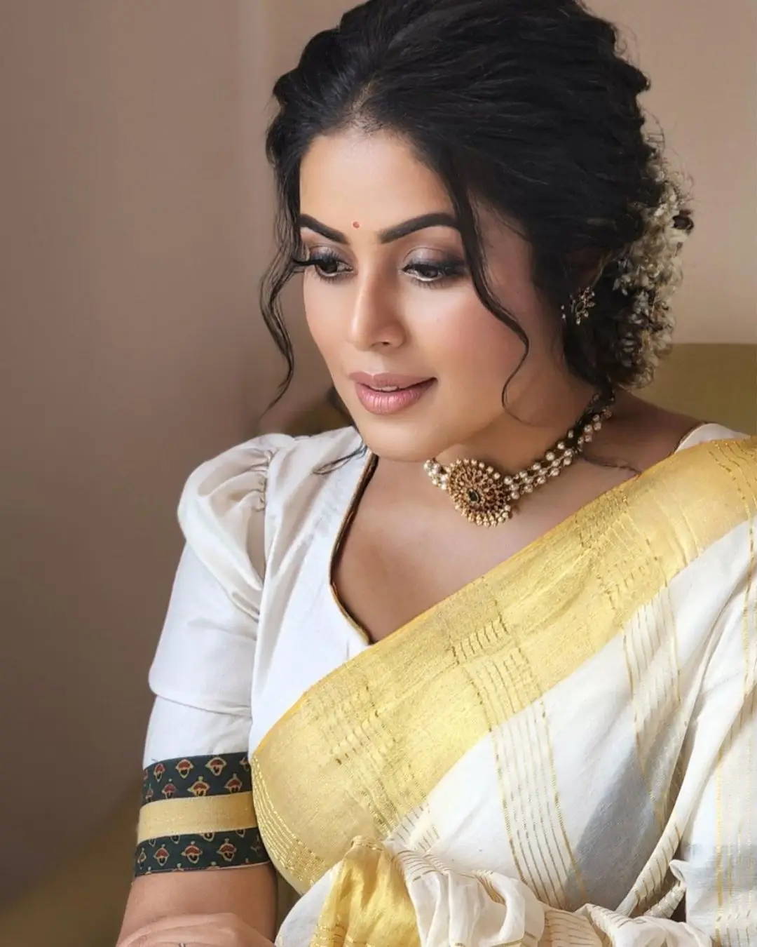 Malayalam Girl Shamna Kasim In Beautiful Jewellery White Saree